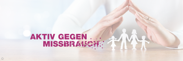 Familie aus Papier gebastelt wird überdacht von zwei Händen