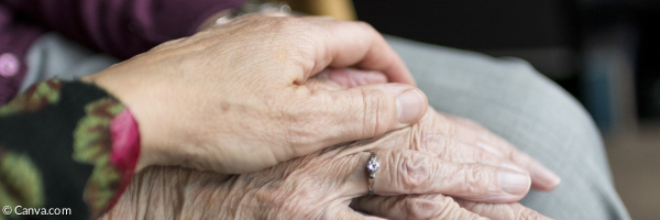 Eine Hand hält eine andere alte Hand