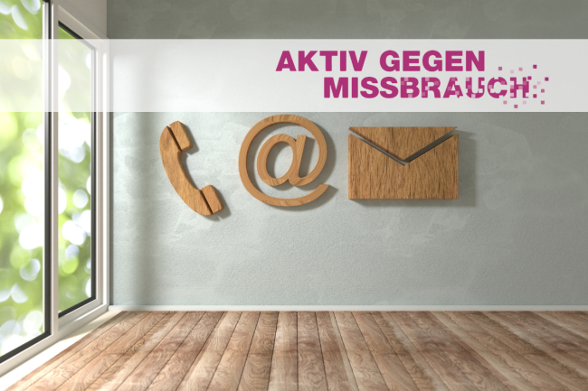 Symbole für Telefon, E-mail und Brief an einer Wand