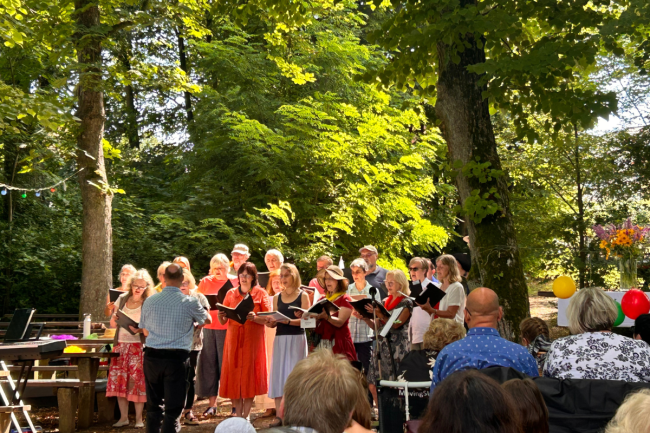Beide Kirchenchöre singen auf dem Höhnskeller