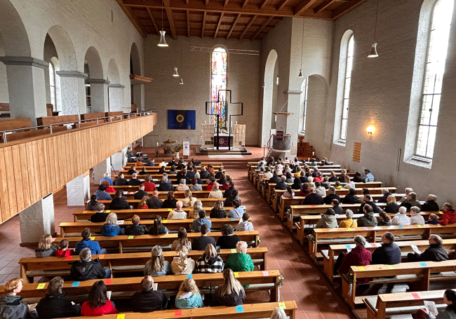 Gottesdienstbesucher in der Auferstehungskirche