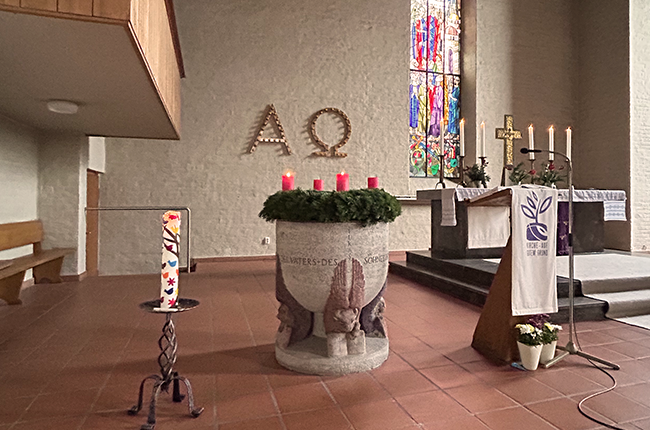 Lukasseite des Taufsteins